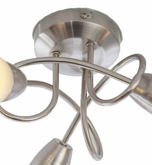 Deckenleuchte mit drei gebogenen Metallarmen und kegelförmigen Lampenschirmen in gebürsteter Optik