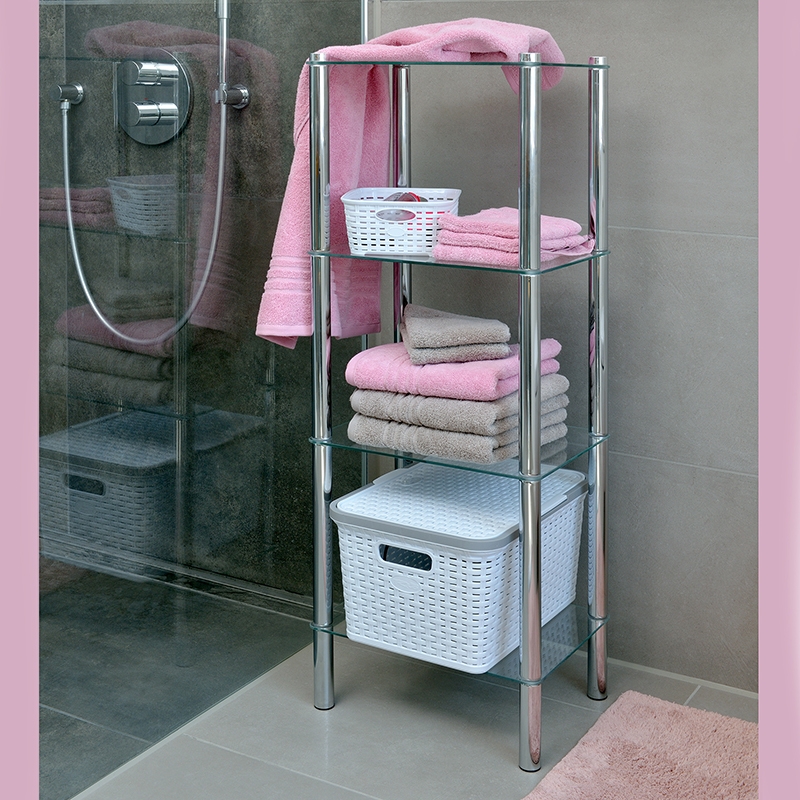 Badezimmerregal mit Handtüchern und Aufbewahrungskorb Metallregal mit rosa und beigen Handtüchern sowie weißen Körben, seitlich neben einer Glasdusche fotografiert