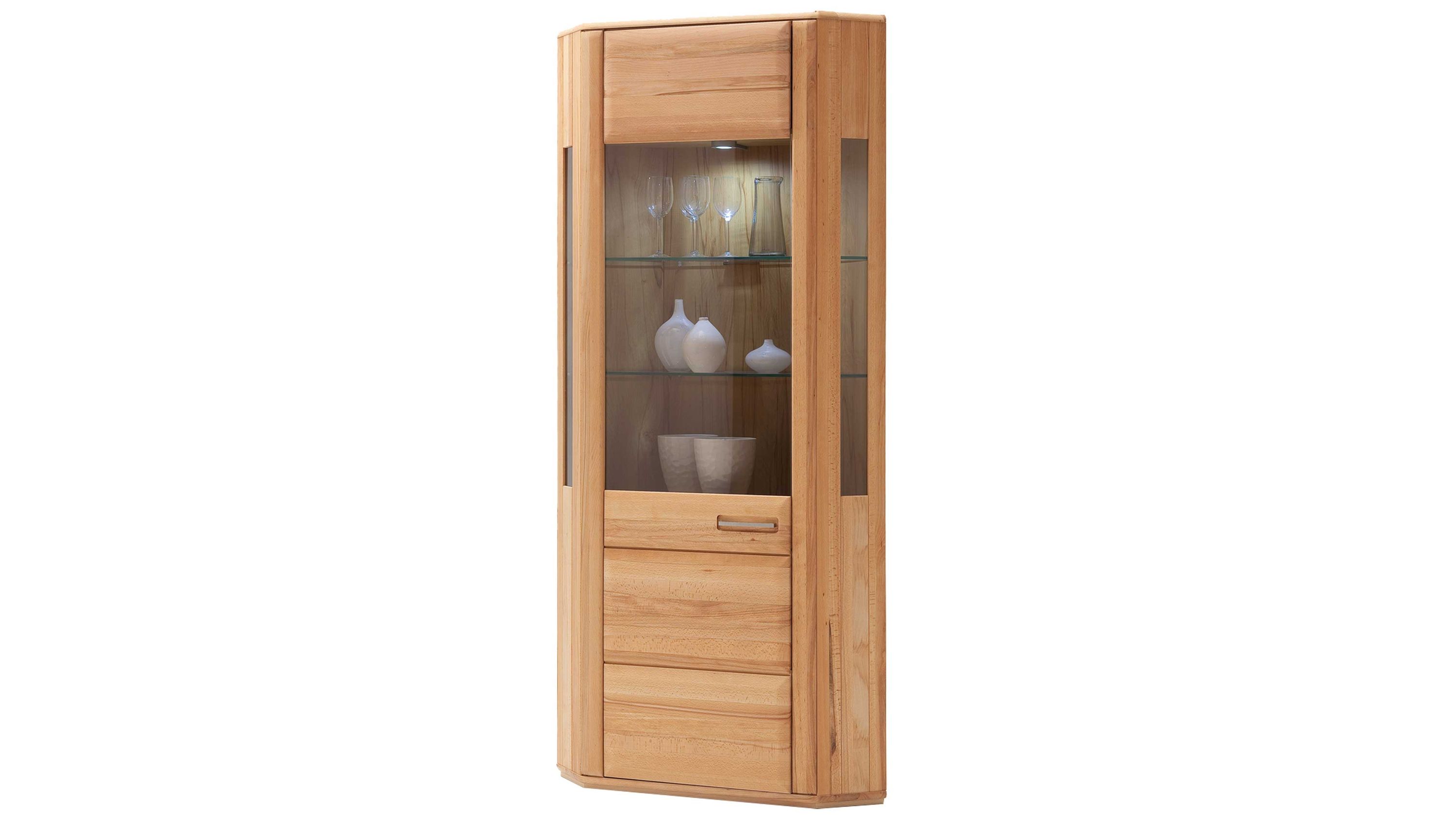 Eckvitrine aus geöltem Holz mit einer Glastür und zwei Glasböden gefüllt mit Vasen und Gläsern