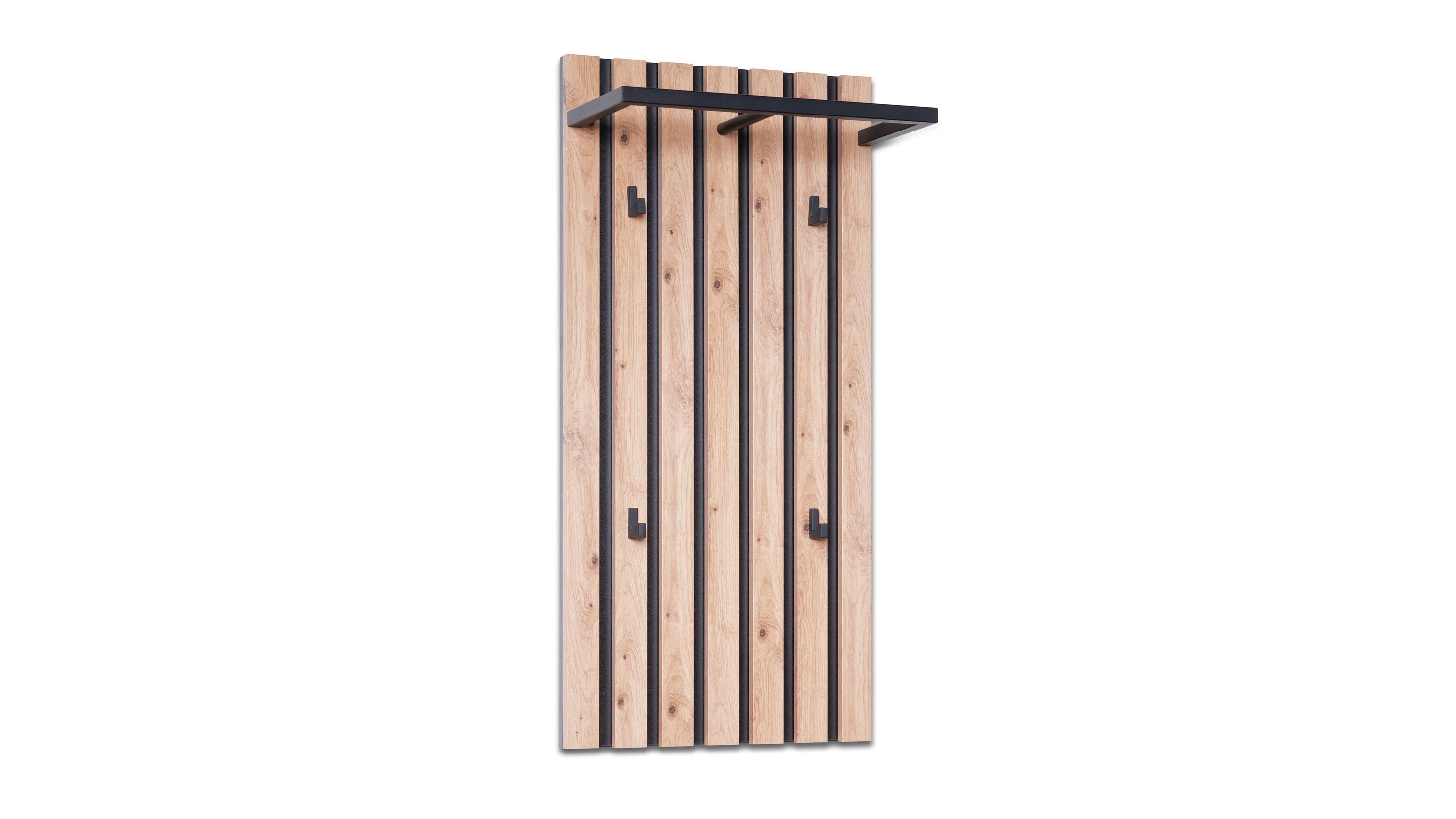 Wandgarderobe mit fünf vertikalen Holzlatten in heller Farbe und schwarzen Haken sowie Ablage oben