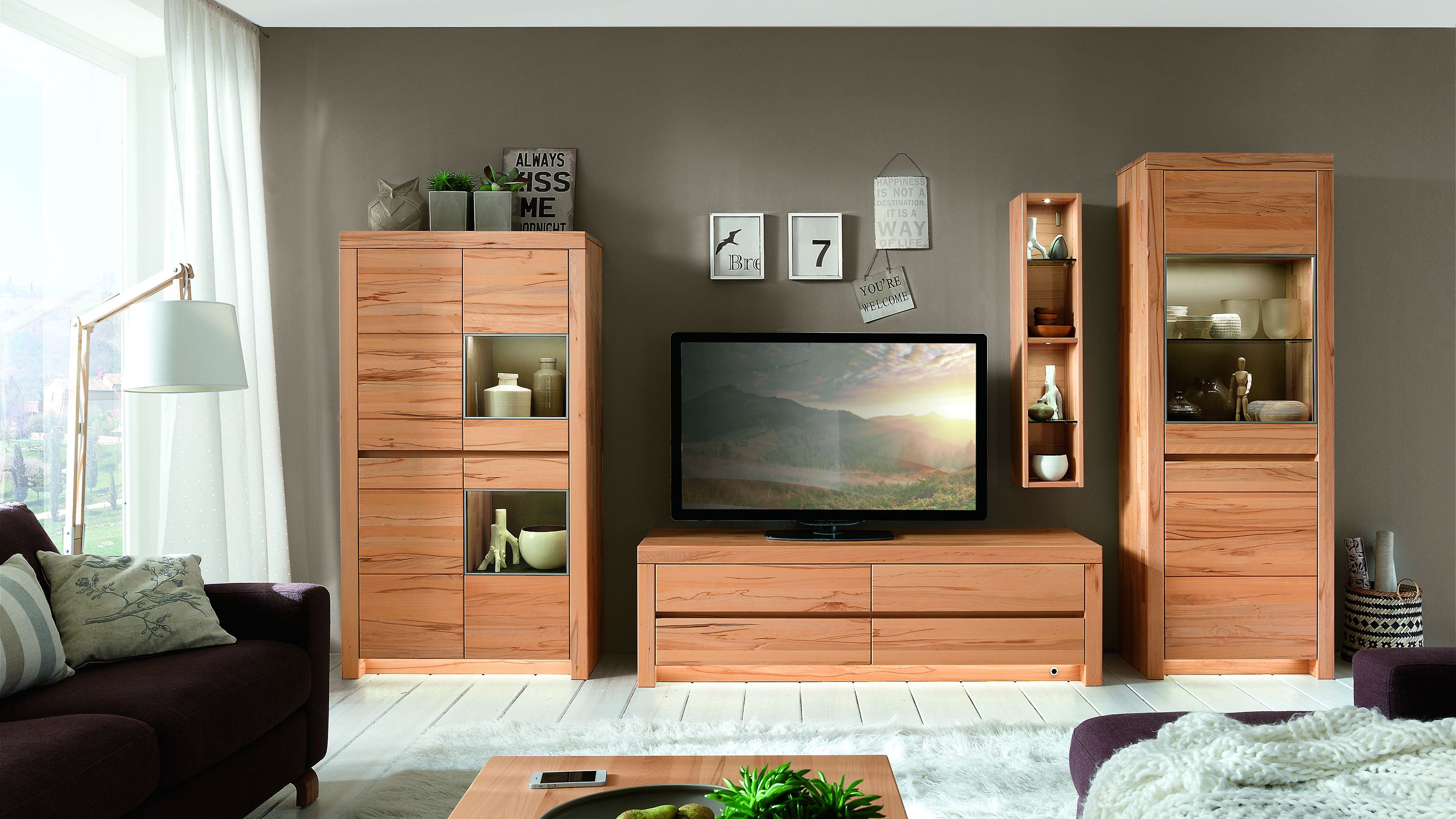 Vierteilige Wohnwand aus hellem Holz Vierteilige Wohnwand aus hellem Holz mit Schränken Regalen und TV-Board in modernem Wohnzimmer