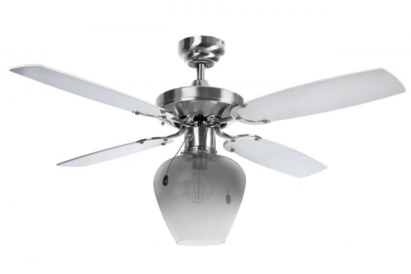 Moderner Deckventilator mit drei silbernen Rotorblättern und zentralem Glasleuchtkörper  frontal freigestellt fotografiert
