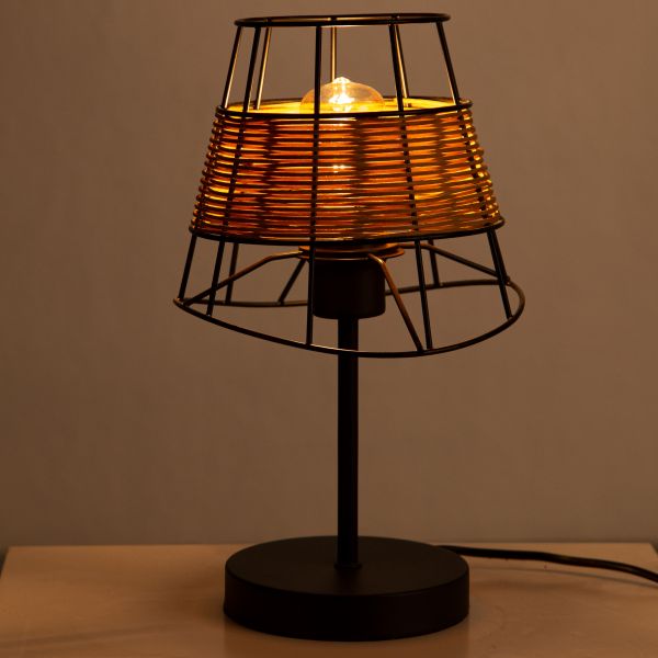 Tischlampe mit schwarzem Metallfuß und Drahtschirm mit gewebtem Einsatz, spendet warmes Licht, frontal aufgenommen