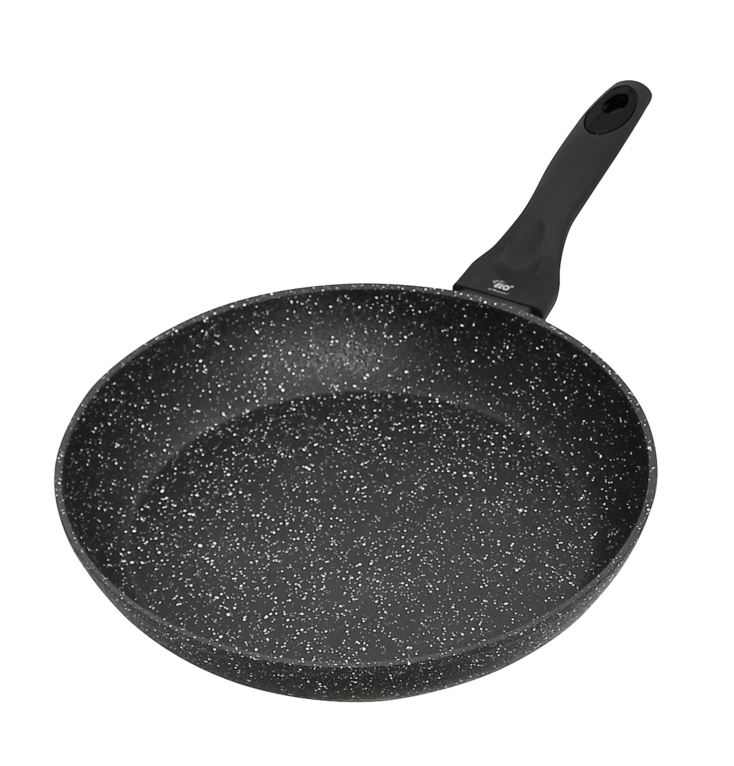 Frontalansicht einer schwarzen Bratpfanne mit gesprenkelter Innenfläche in Granitoptik und schwarzem Griff