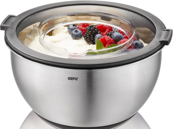 Edelstahlschale mit transparentem Deckel, gefüllt mit Joghurt und Beeren, schräg von oben aufgenommen.