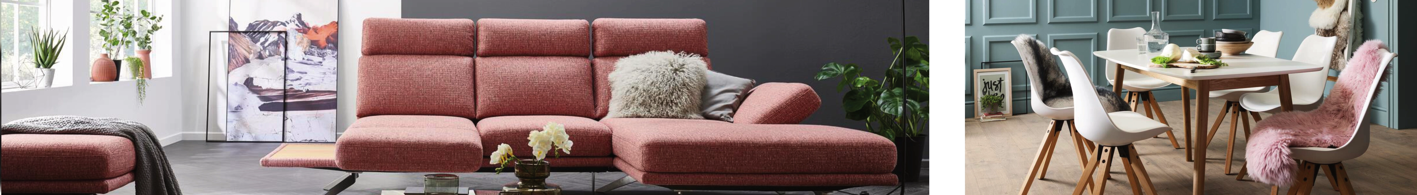 Modernes roséfarbenes Sofa mit Kissen im Wohnzimmer neben Essbereich mit Esstisch und Stühlen in hellen Farben.