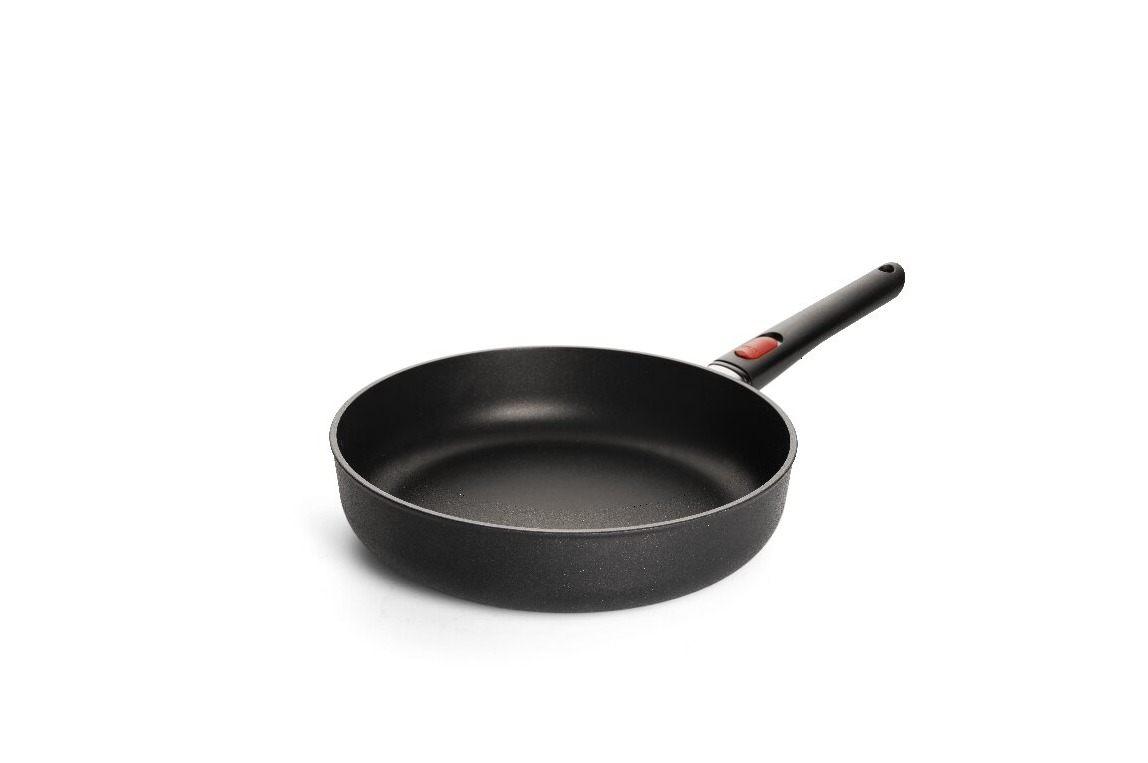Schwarze Pfanne mit glatter Bratfläche  hohem Rand und langem Griff  schräg dargestellt