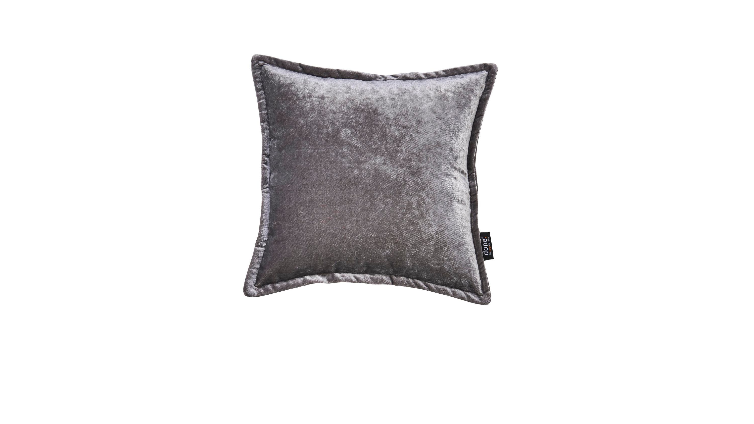 Silberne quadratische Kissenhülle Quadratische Kissenhülle in silberner Farbe mit weicher Oberfläche und sichtbarem Markenetikett