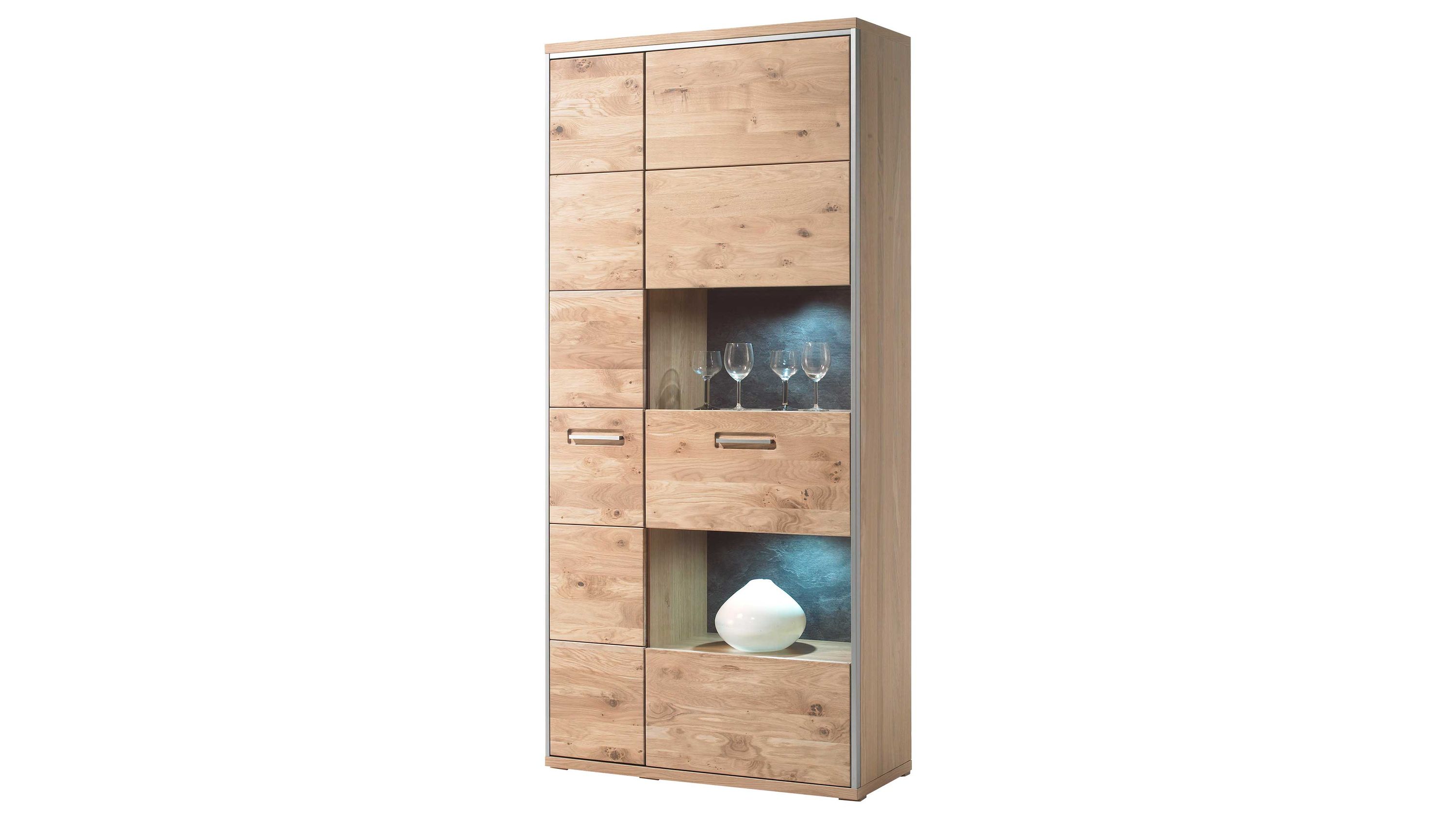 Kombivitrine mit zwei Türen in hellbrauner Holzoptik mit zwei offenen Fächern und Beleuchtung