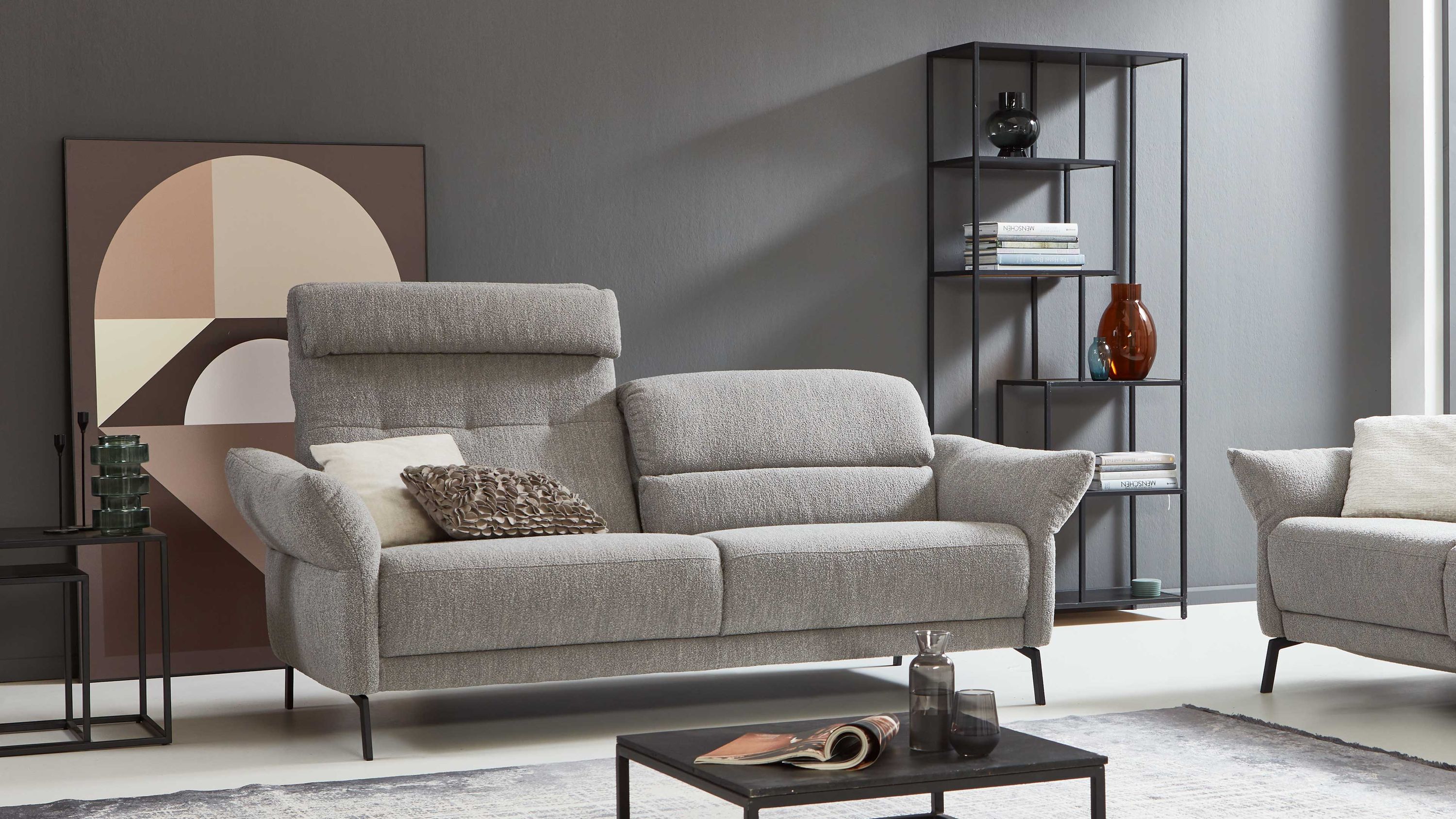 Zweiteiliges 25-Sitzer Sofa mit silberfarbenem Stoff und schwarzen Metallfüßen Zweiteiliger 25-Sitzer Sofa mit silberfarbenem Strukturstoff und schwarzen Metallfüßen in modernem Wohnzimmer
