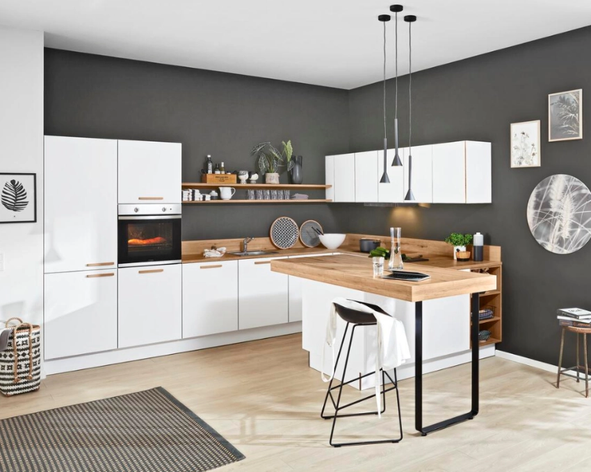 Interliving Familienküche mit Esstresen Große Wohnküche mit Kochinsel, Barhockern und viel Stauraum, ideal für Familien