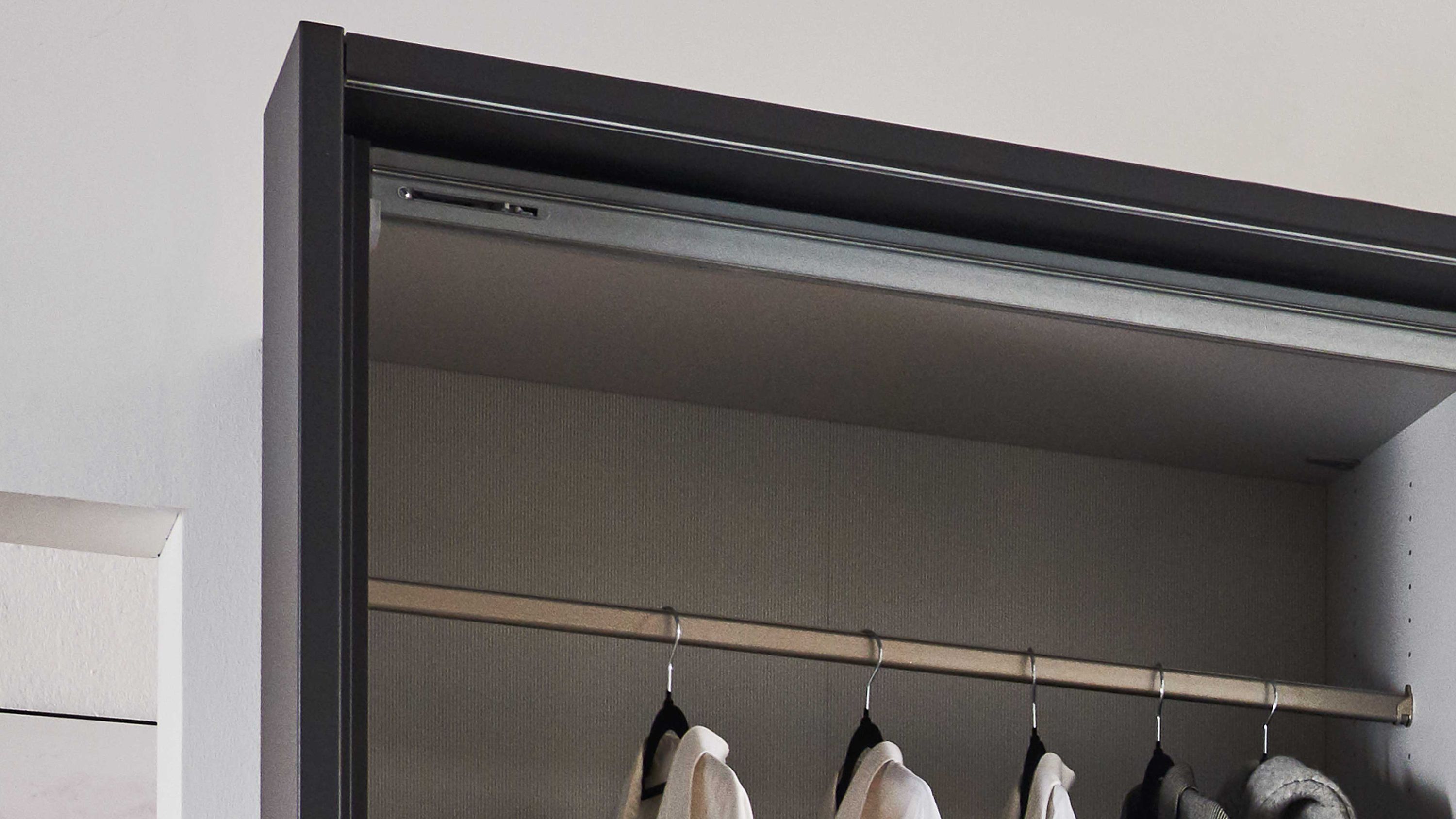 Offener Kleiderschrank mit Kleiderstange und Bügeln Offener Kleiderschrank mit grauem Rahmen und einer Kleiderstange mit schwarzen und weißen Kleiderbügeln