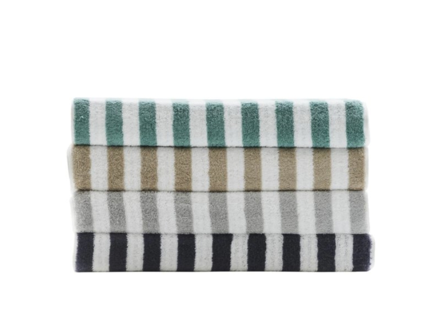 Gefaltete gestreifte Duschtücher in Grün, Beige, Grau und Schwarz aus Baumwolle, ordentlich gestapelt.