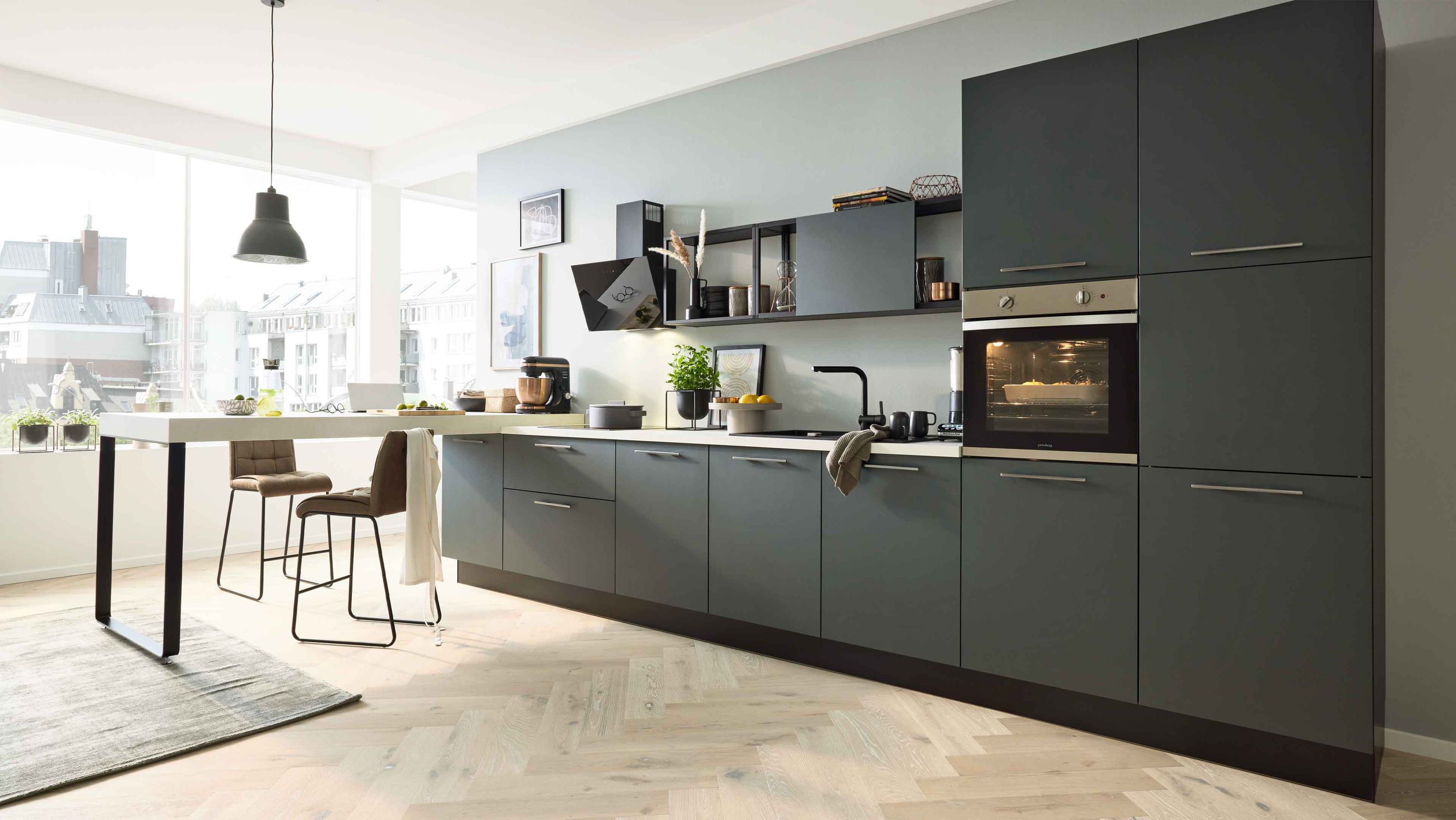 Dunkelgraue Küche mit Hängelampe Herringbone-Boden Einbaugeräten Fensterlicht Pflanzen Essbereich links
