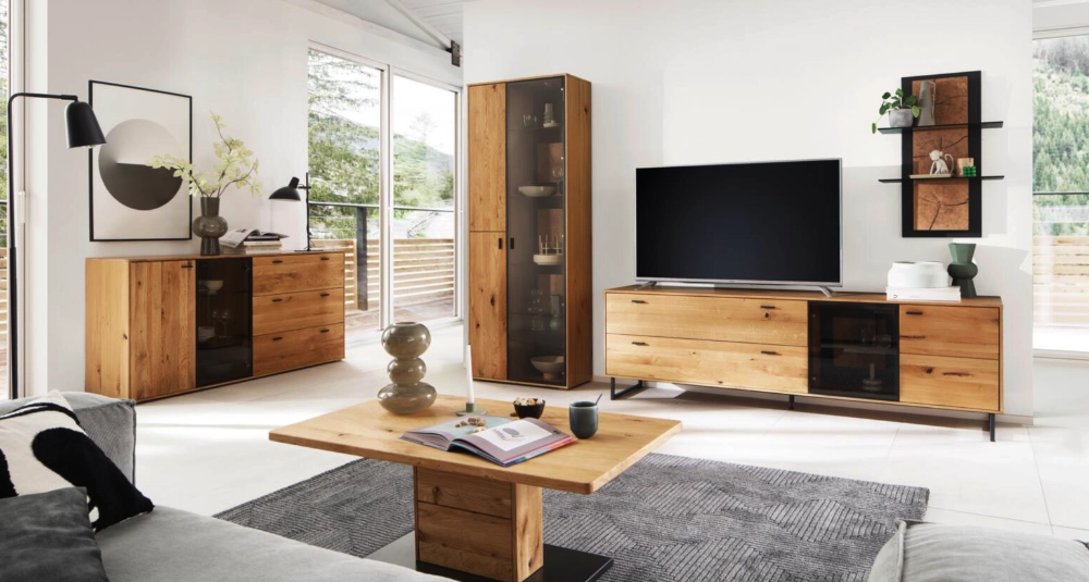 Helles Wohnzimmer mit massiven Holzmöbeln, Vitrine, Sideboard, Couchtisch und TV-Board in natürlicher Eiche.