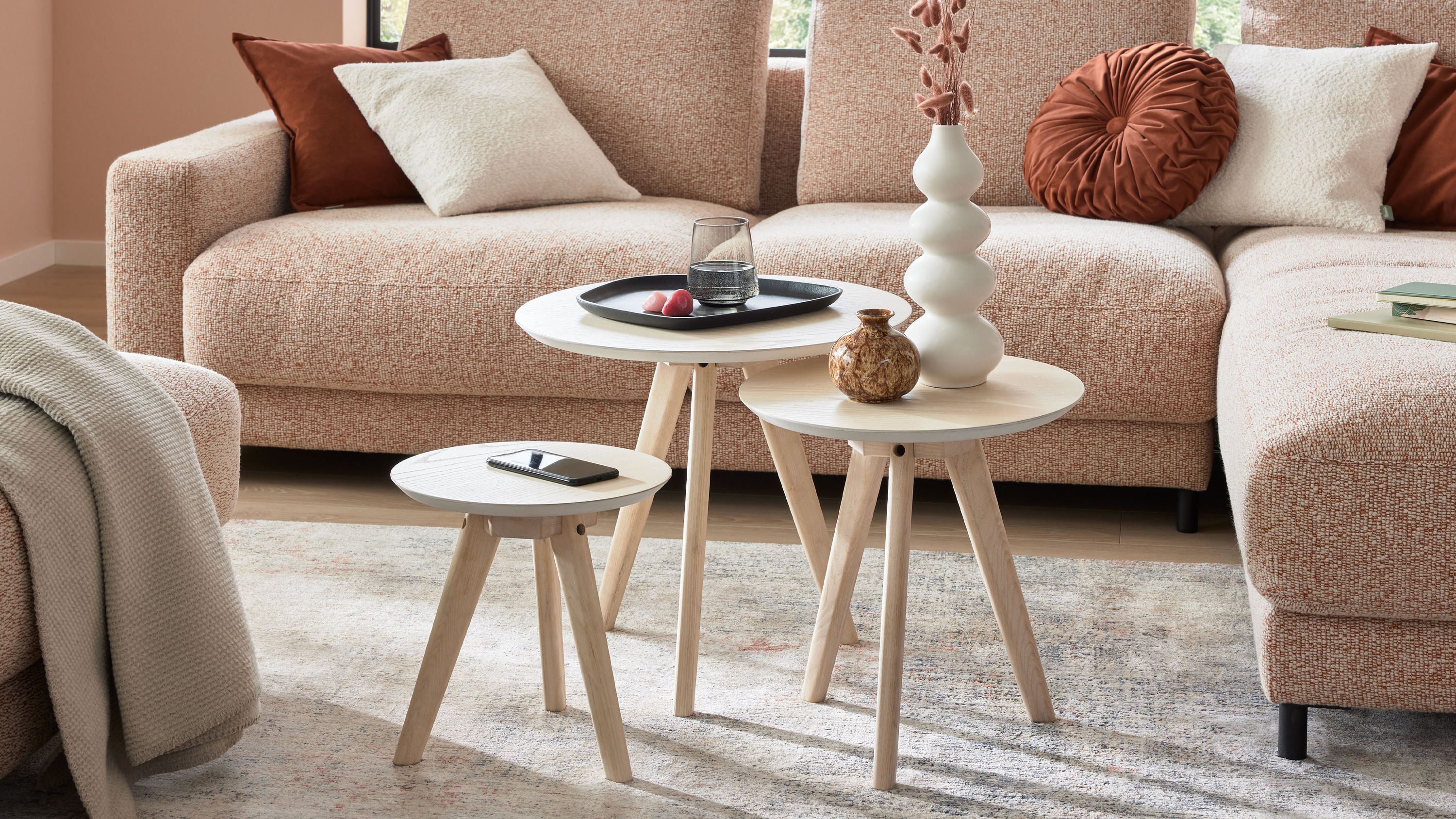 Dreiteiliges Couchtisch-Set mit runden weißen Tischplatten und dreibeinigen Beinen aus gewaschener Esche