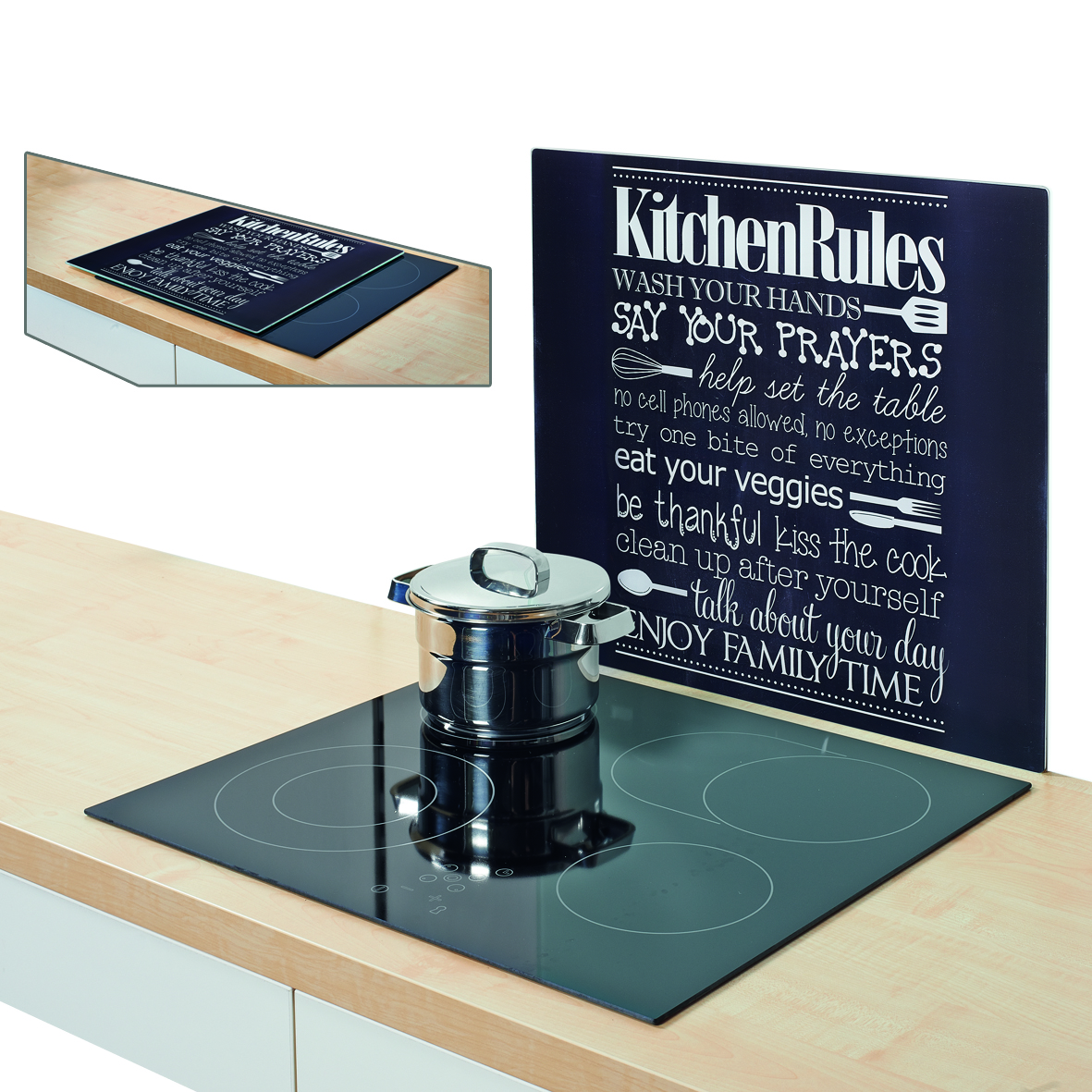 Schwarzer rechteckiger Rückwandschutz aus Glas mit weißem Kitchen Rules Textmotiv hinter einem schwarzen Kochfeld
