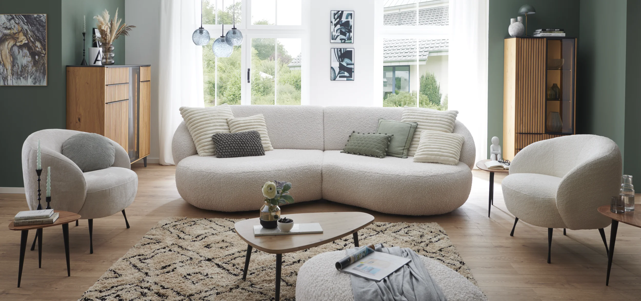 Titelbild Graues Sofa Modernes Wohnzimmer mit cremefarbenem Sofa, zwei Sesseln, Holztischen und Deko, im skandinavischen Einrichtungsstil.