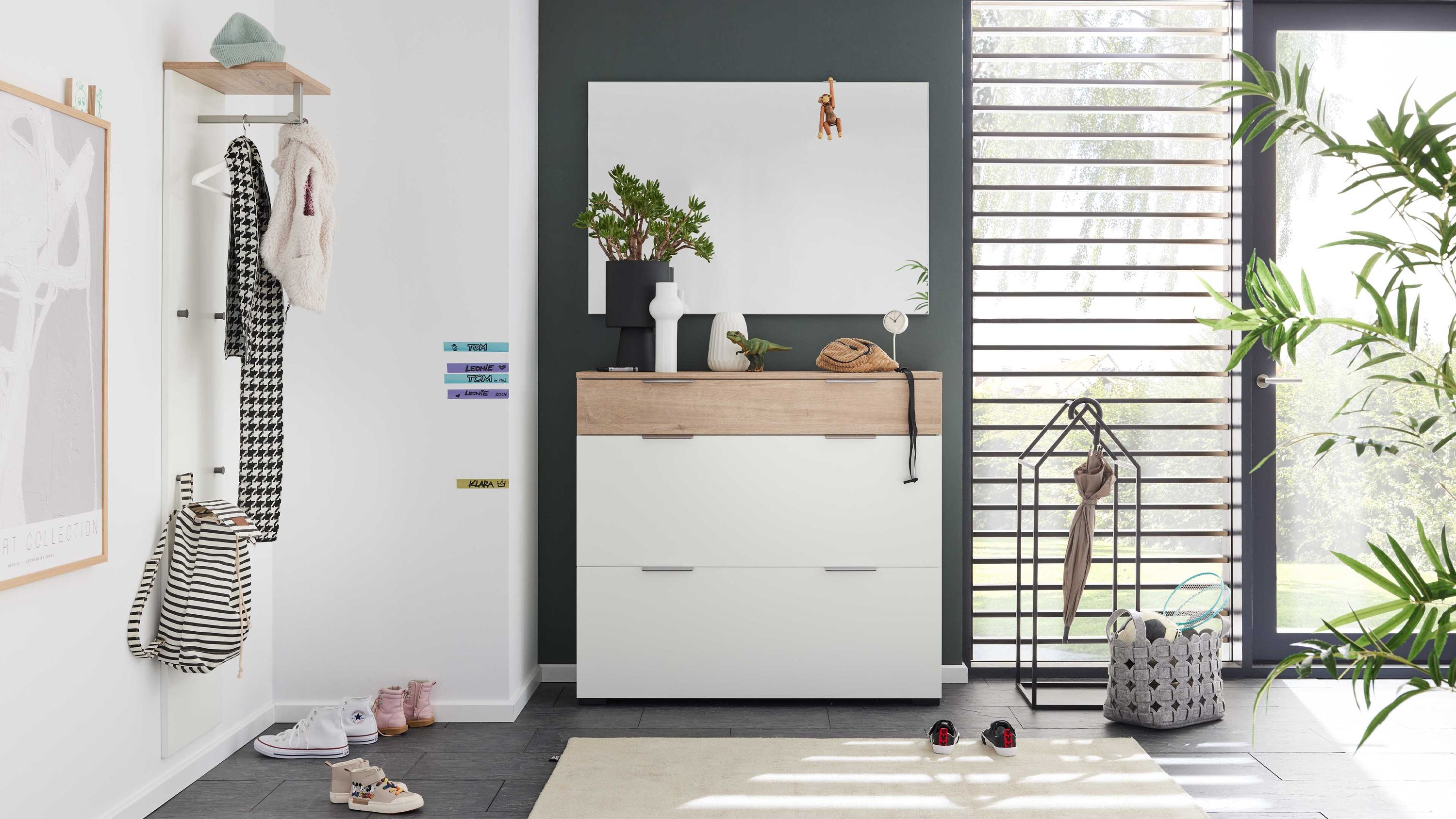 Dreiteiliges Garderoben-Set mit weiß lackiertem Schrank Holzablage und Spiegel an weißer Wand