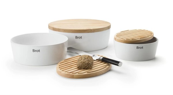 Weiße ovale Brotdose mit Holzdeckel und Aufschrift Brot  daneben zwei kleinere Dosen  Brot und Messer auf Brett