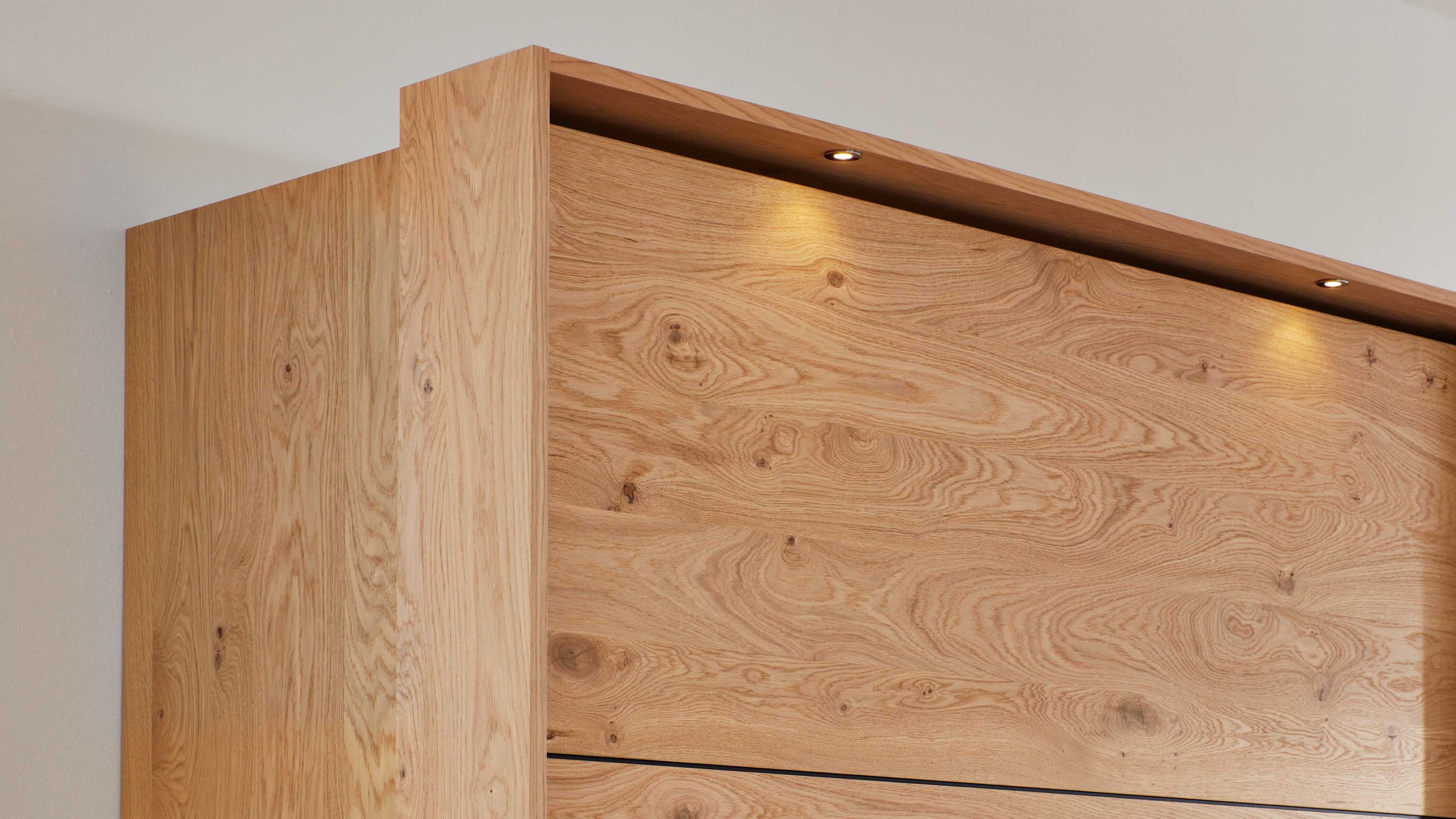 Zweiteiliges Schlafzimmermöbel aus Holz mit eingebauten LED-Leuchten oben
