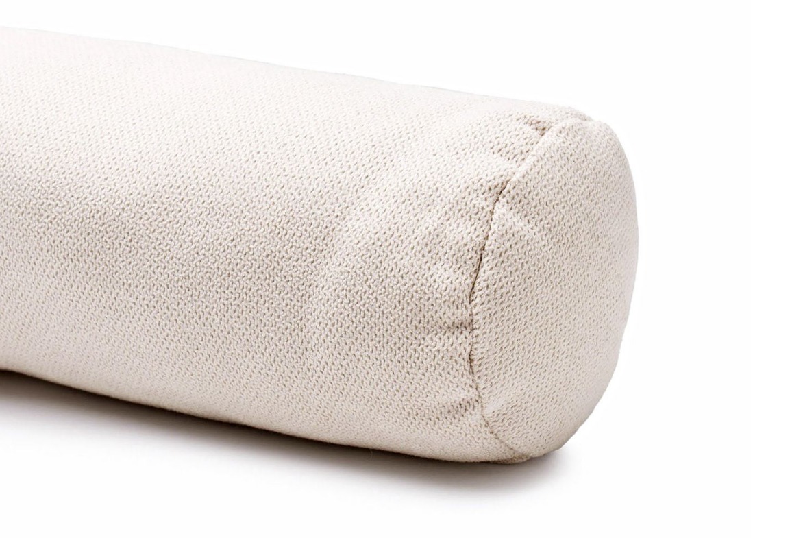 Zylindrischer Zugluftstopper in Beige frontal und leicht von oben fotografiert gesamte Länge sichtbar