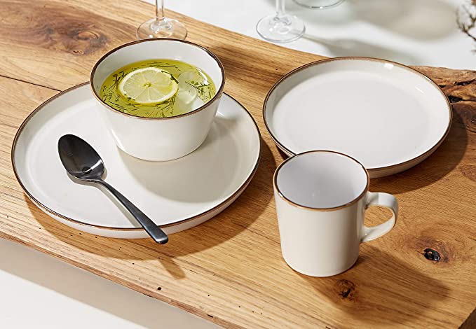 Weißes Geschirr mit Naturrand auf Holztablett  bestehend aus Tasse  Teller und Schale mit Suppe
