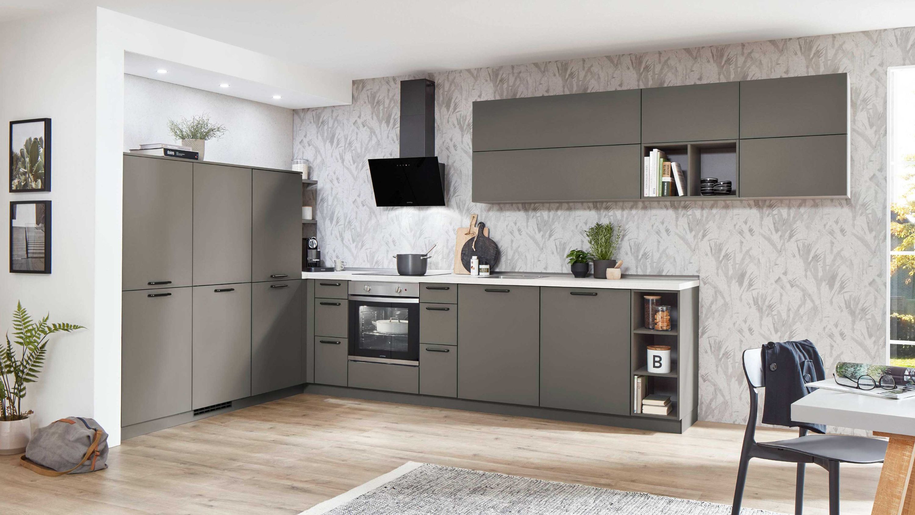 Moderne L-Küche in Grau mit glatten Fronten Hängeschränken Einbauherd und Holzfußboden in heller Raumgestaltung.