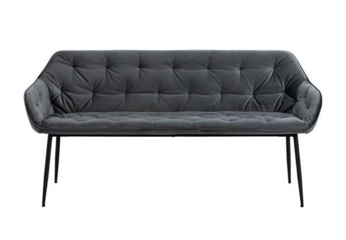 Graue Sofabank mit Bezug  Rautenheftung an Rückenlehne und Armlehnen sowie schwarzen Beinen