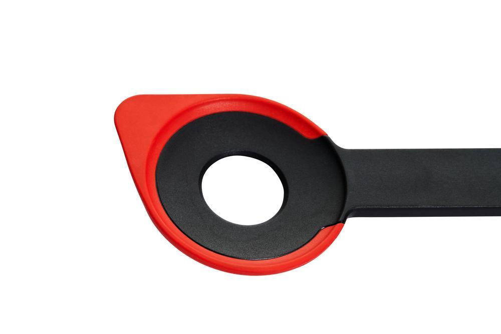 Slotted Spoon mit schwarzem Löffelkopf und schwarzem Griff mit rotem Akzent leicht schräg