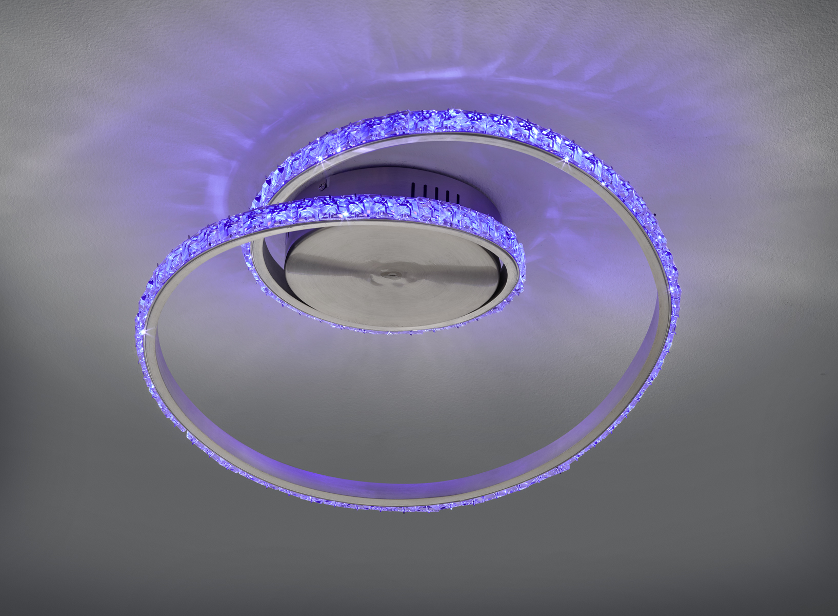 Moderne Deckenleuchte spiralförmiges LED-Design leuchtet Blau erzeugt stimmungsvolles Lichtbild leicht schräg von unten