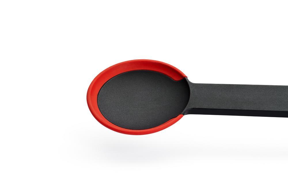 Kochlöffel mit schwarzem Löffelkopf und rotem Rand  ergonomischer schwarzer Griff  aufgenommen leicht schräg von oben