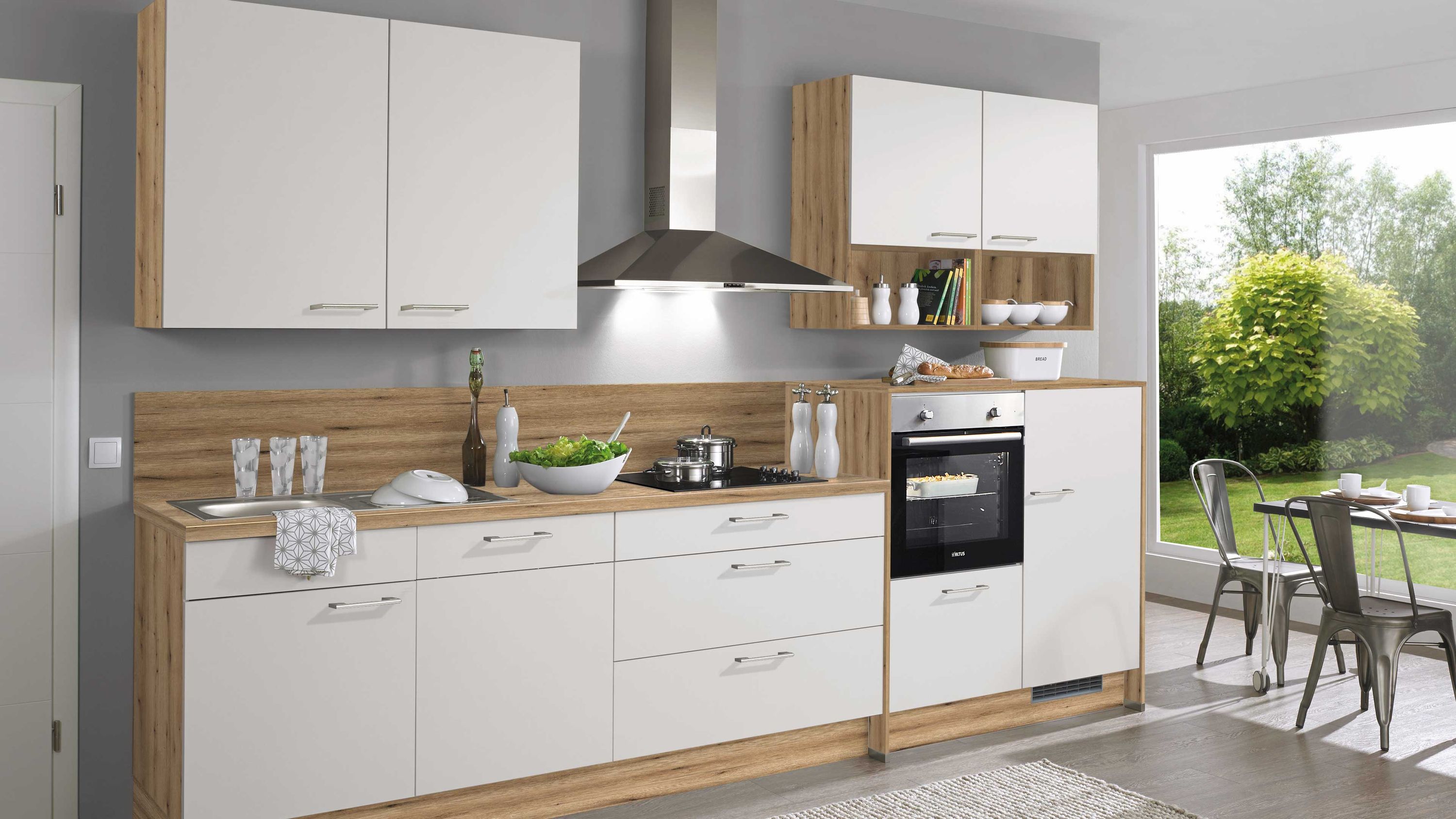 Weiße Küche mit Holzoptik und Stauraum. Moderne Küche in Weiß mit Holzoptik-Details Edelstahlhaube und viel Stauraum.