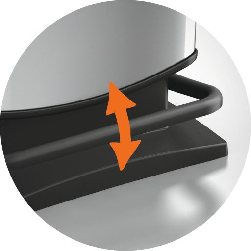 Fußtritt an silbernem Treteimer mit schwarzen Details Schwarzer rechteckiger Fußtritt mit orangefarbenen Pfeilen nach oben und unten an silbernem Treteimer