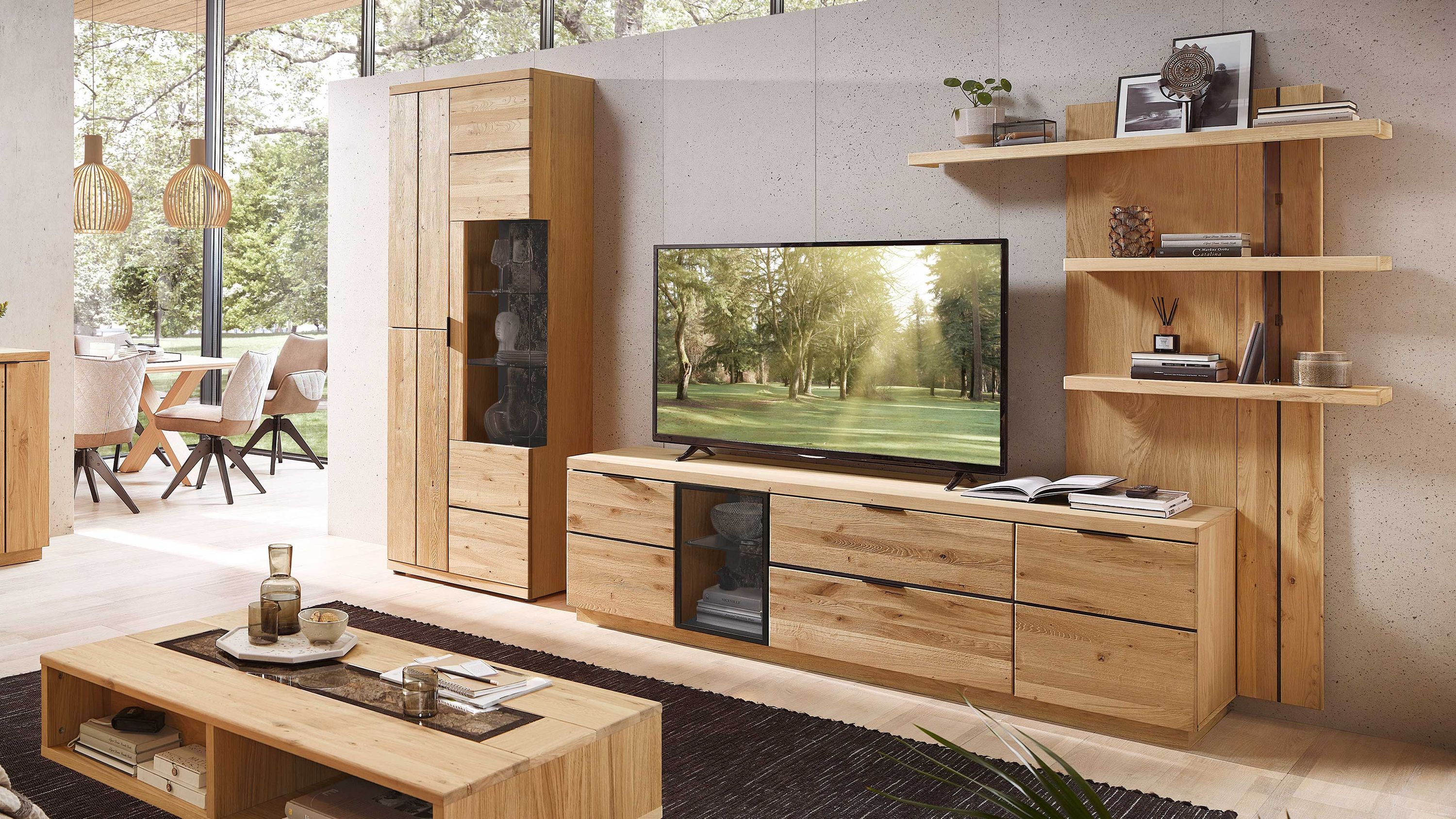 Dreiteilige Wohnwand aus hellem Holz mit Vitrine und Wandregal Dreiteilige Wohnwand aus hellem Holz mit Vitrine Sideboard und Wandregal mit Dekoration