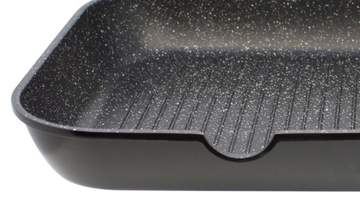 Quadratische Grillpfanne aus schwarz mit Rillenstruktur und Griff auf heller Fläche