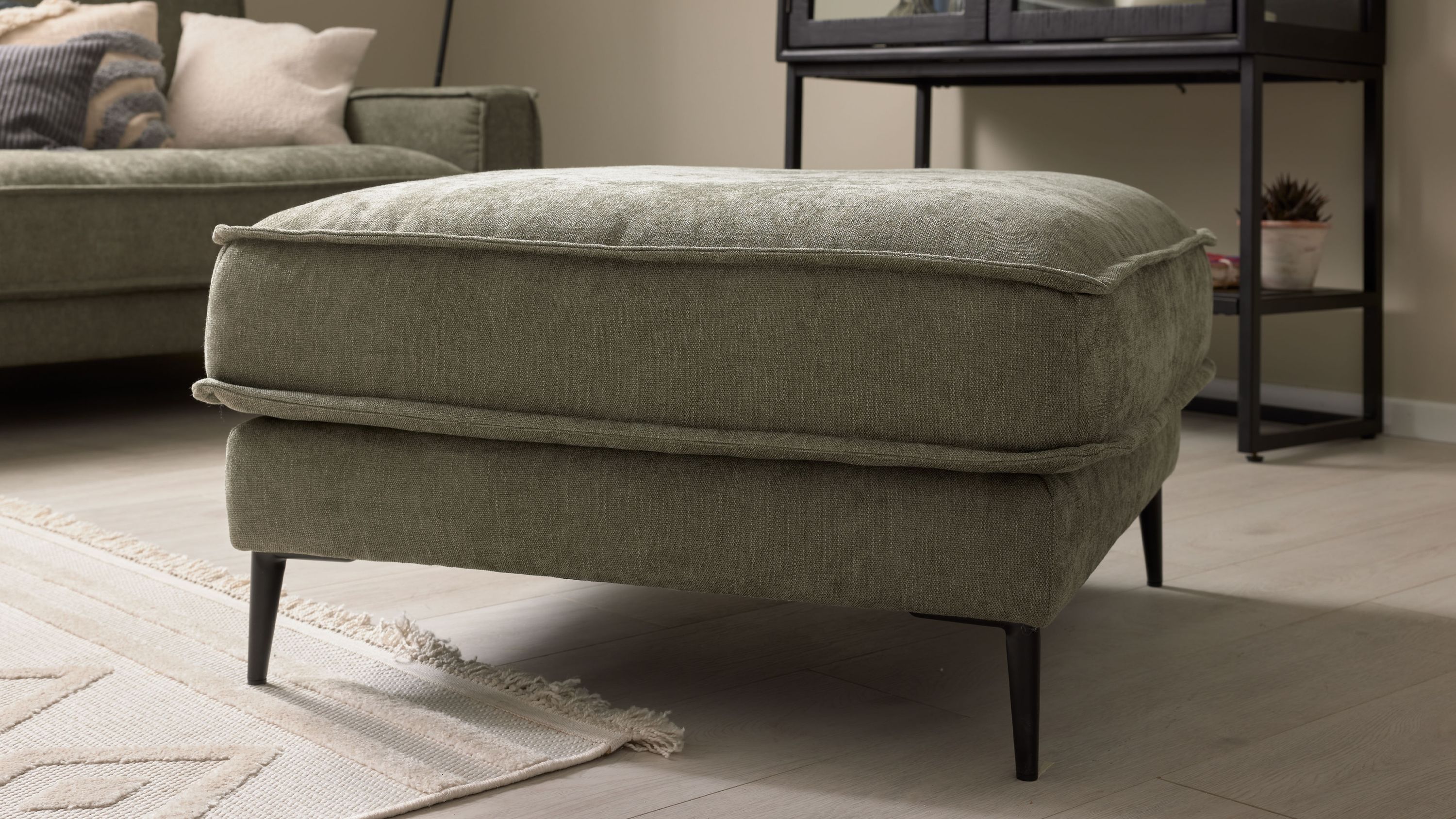 Polsterhocker quadratisch grün mit Metallfüßen Quadratischer Polsterhocker mit grünem Strukturbezug und schlanken schwarzen Metallfüßen