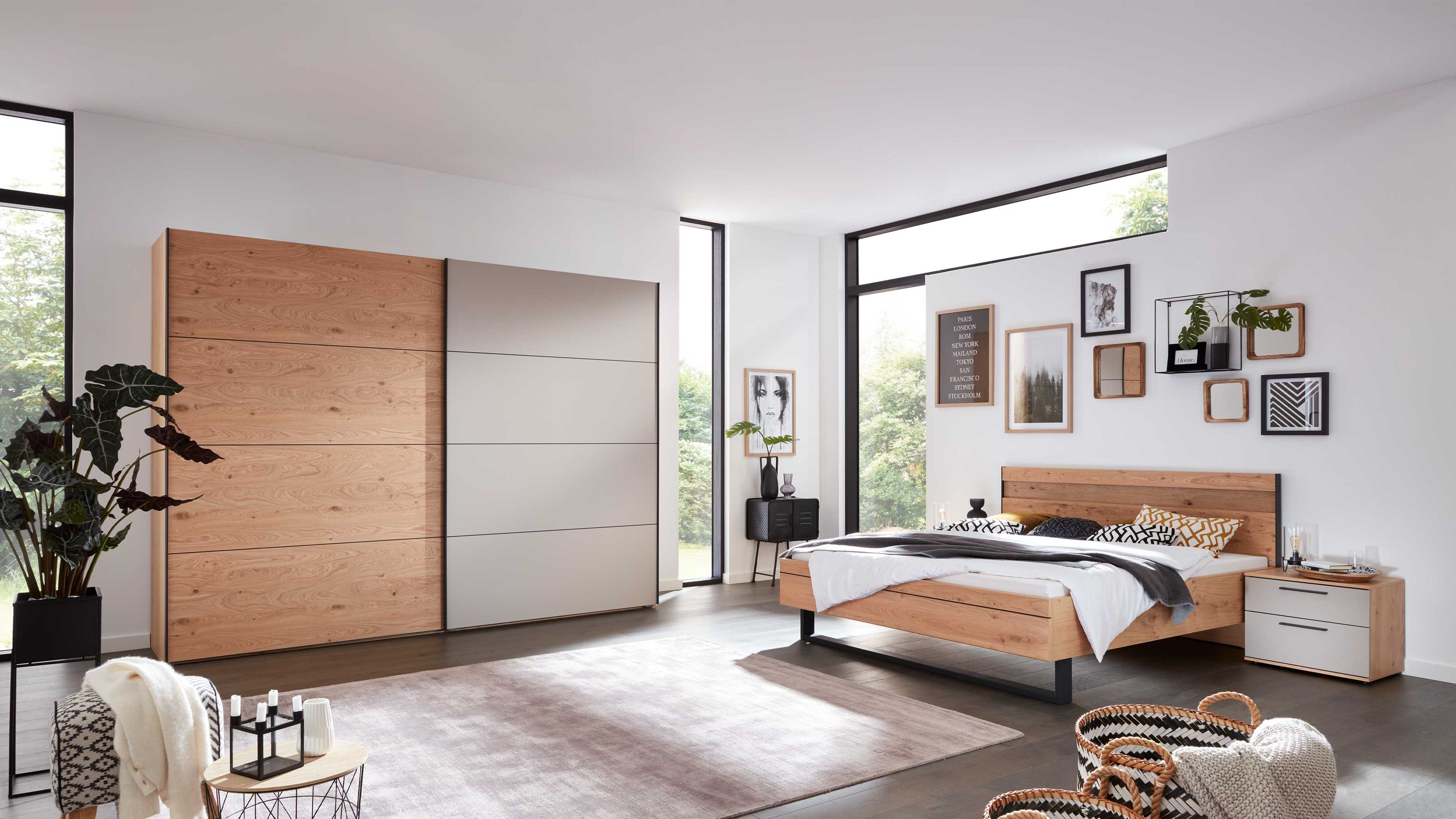 Schlafzimmer mit Schwebetürenschrank und Bett in Holz und taupe Schlafzimmer mit Schwebetürenschrank in Holz und Taupe Bett mit Holzrahmen und zwei Nachttischen in Holz und Taupe