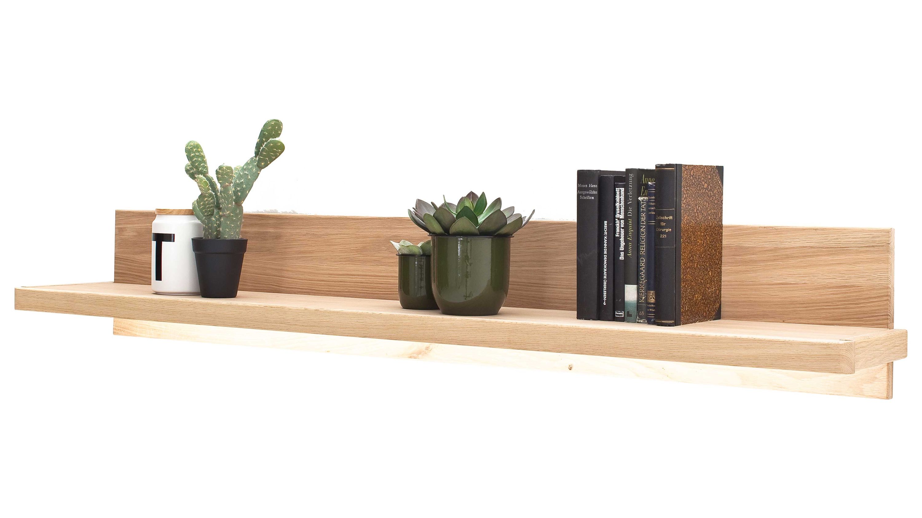 Wandregal aus geöltem Holz mit durchgehender Ablagefläche und Rückwand darauf Pflanzen und Bücher