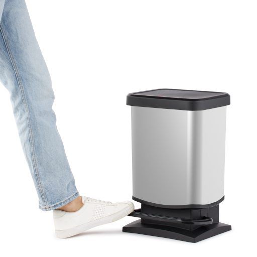 Rechteckiger Treteimer mit Fußpedal in Silber und Schwarz Rechteckiger Treteimer mit schwarzem Deckel und Fußpedal in silberner Farbe
