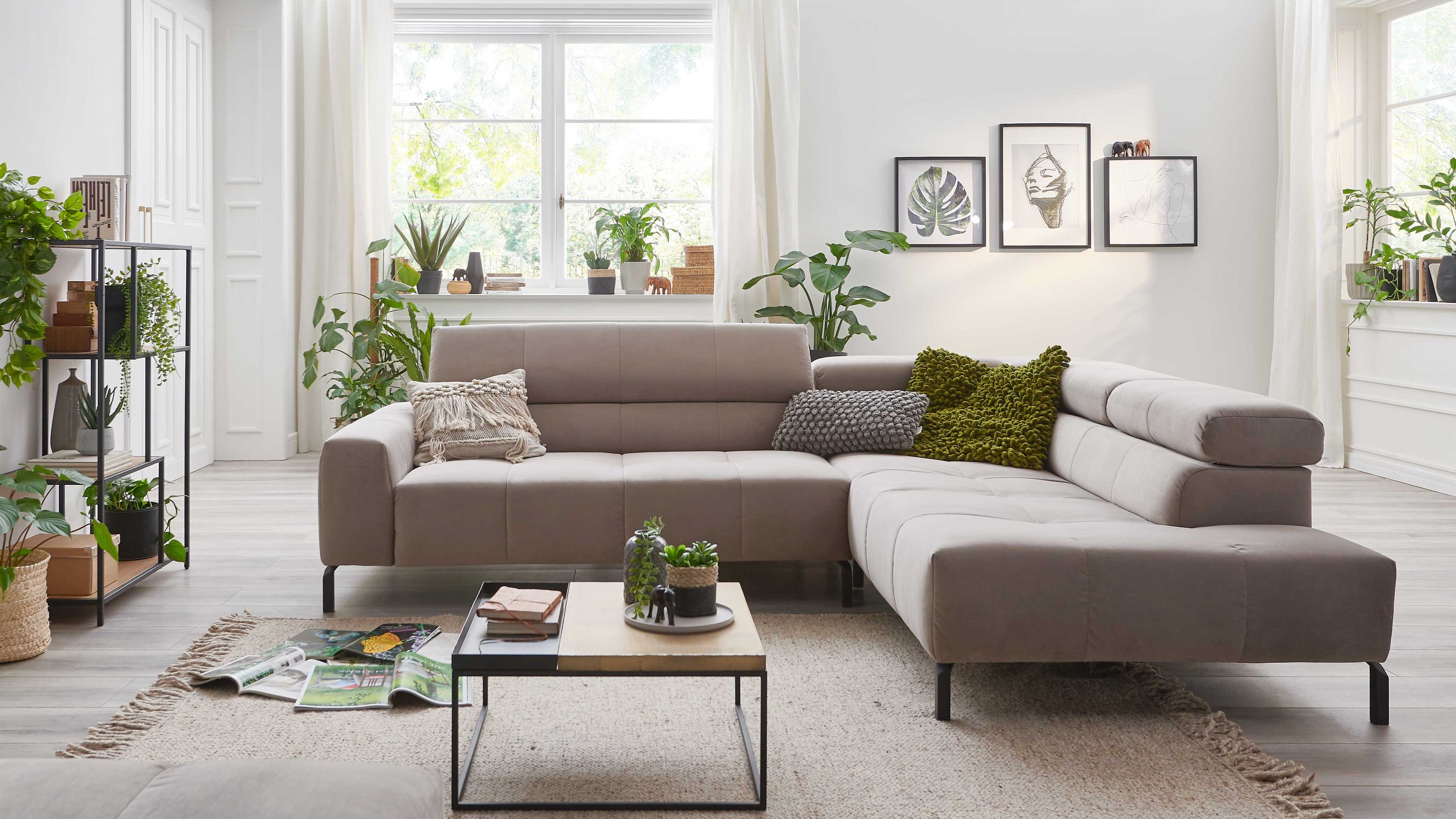 Silberfarbenes Ecksofa mit verstellbaren Kopfstützen Ecksofa mit silberfarbenem Bezug in L-Form mit verstellbaren Kopfstützen und schwarzen Metallfüßen