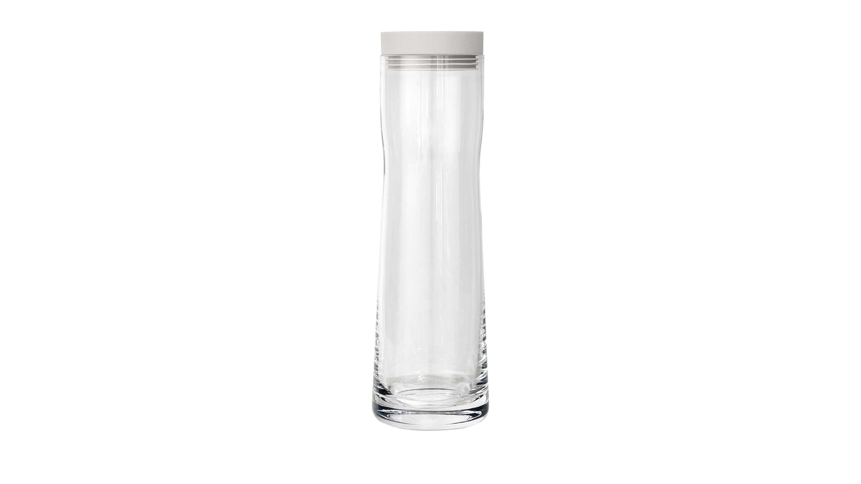 Klare Wasserkaraffe mit cremeweißem Deckel und schmaler Form