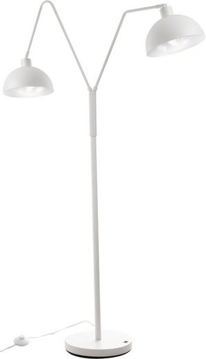 Seidenweiße Stehlampe mit flachem Leuchtenkopf aus Aluminium  seitlich inszeniert neben Sofa im modernen Wohnambiente