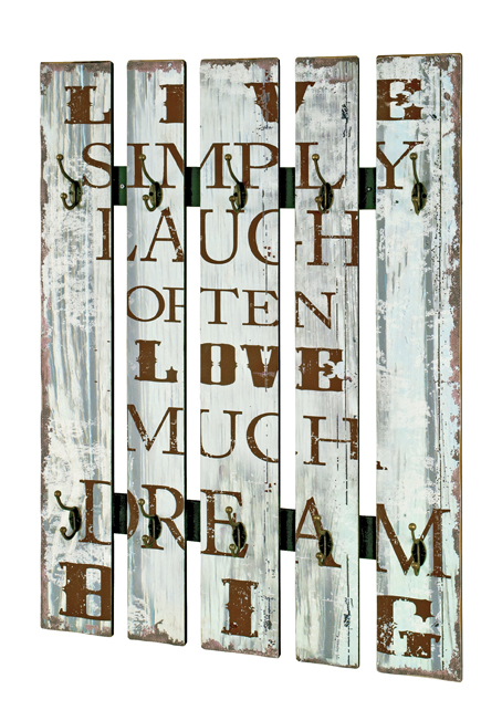 Wandgarderobe aus fünf weißen Holzlatten mit braunen Buchstaben und Metallhaken