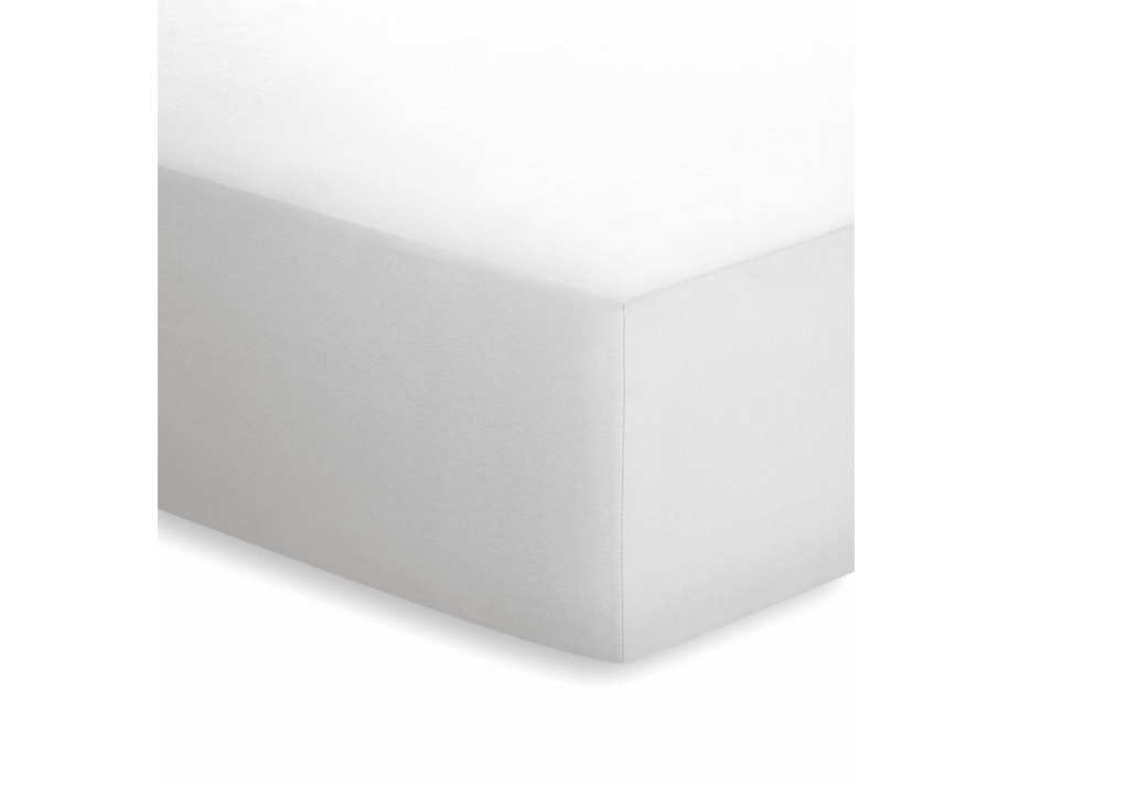 Weißes Jersey-Elasthan-Topper-Spannbetttuch glatt gespannt über Topper-Ecke schräg von oben fotografiert