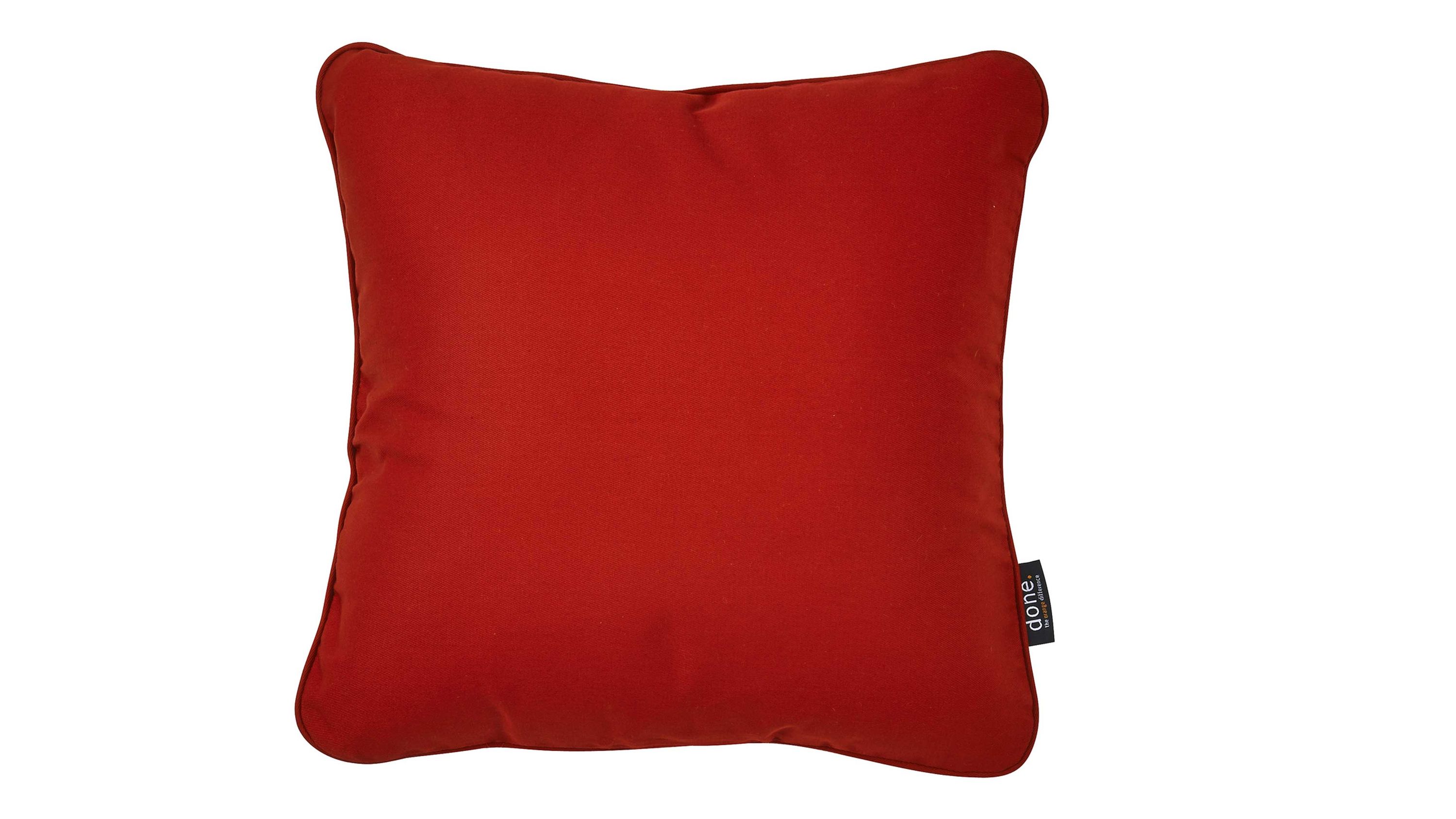 Rotes quadratisches Kissen mit glattem Bezug und kleiner Stofflasche an der Seite