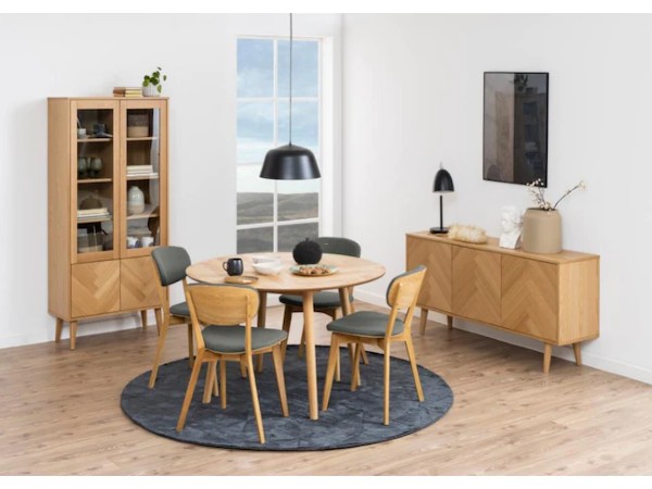 Esszimmer mit grauen Polsterstühlen und Holzgestell  Esstisch  Vitrine und Sideboard