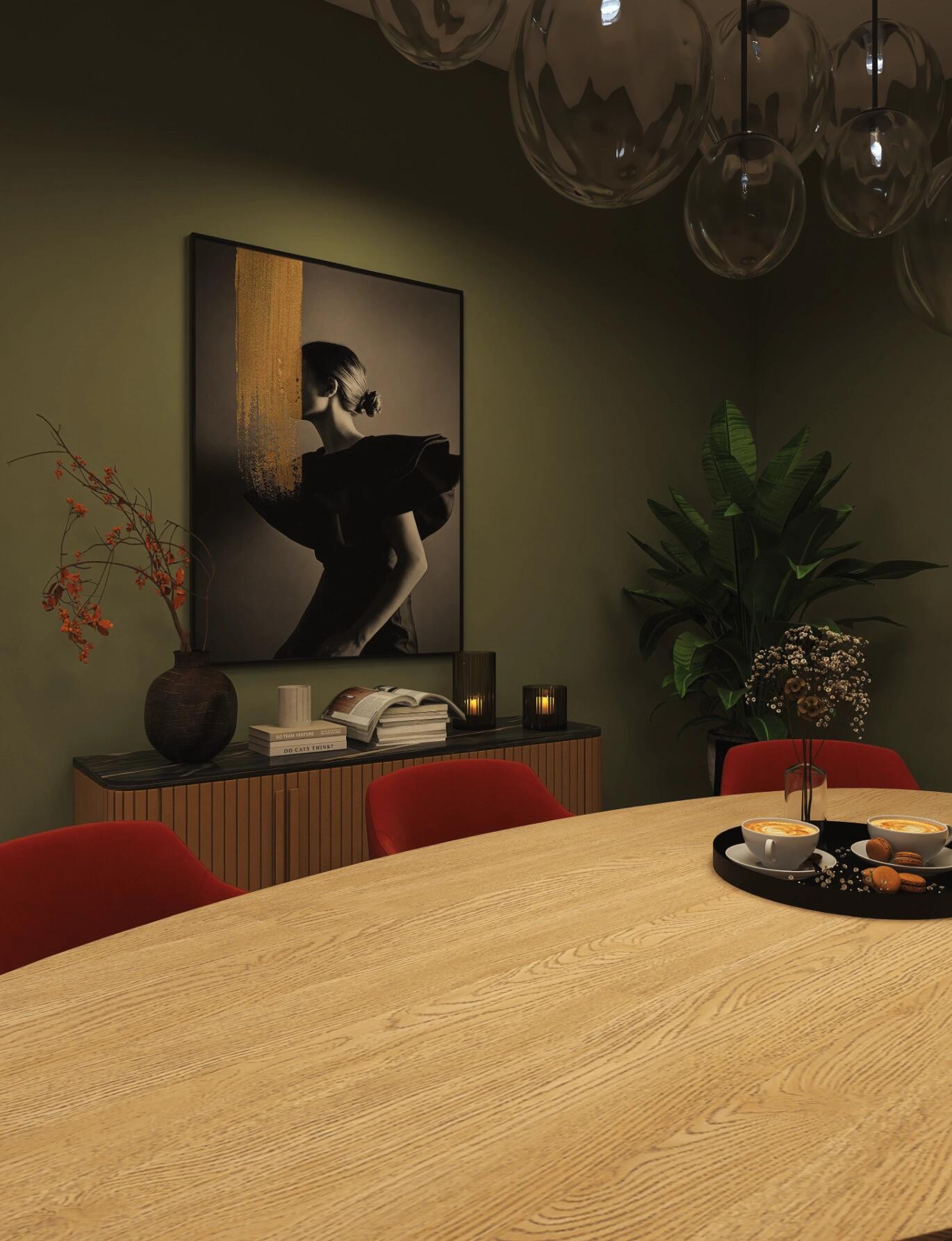 3D-Visualisierung eines Essbereichs mit Holztisch, roten Stühlen und dekorativen Wohnaccessoires.
