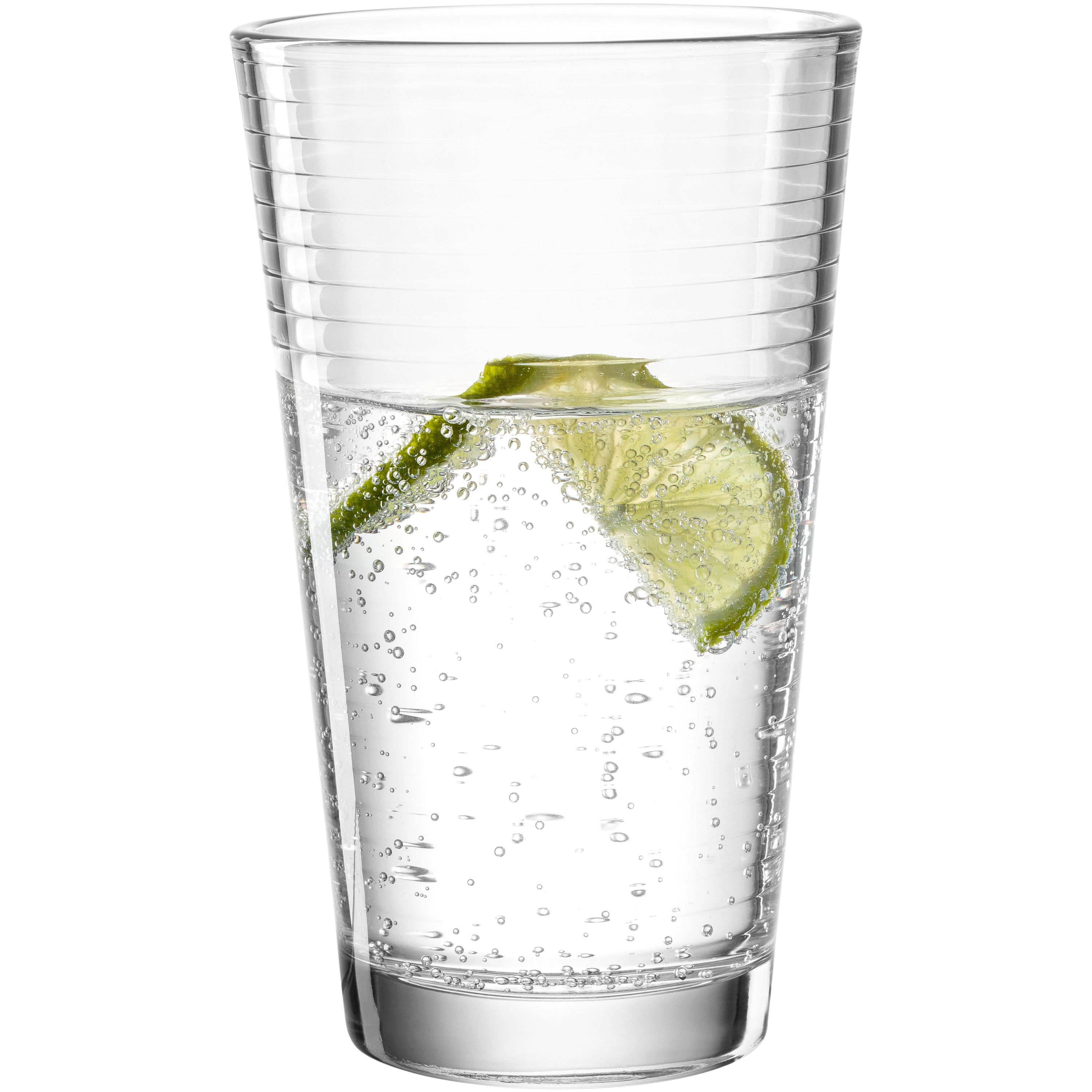 Transparenter Longdrinkbecher mit gerader Form und horizontalen Linien gefüllt mit Sprudelwasser und Limettenscheiben