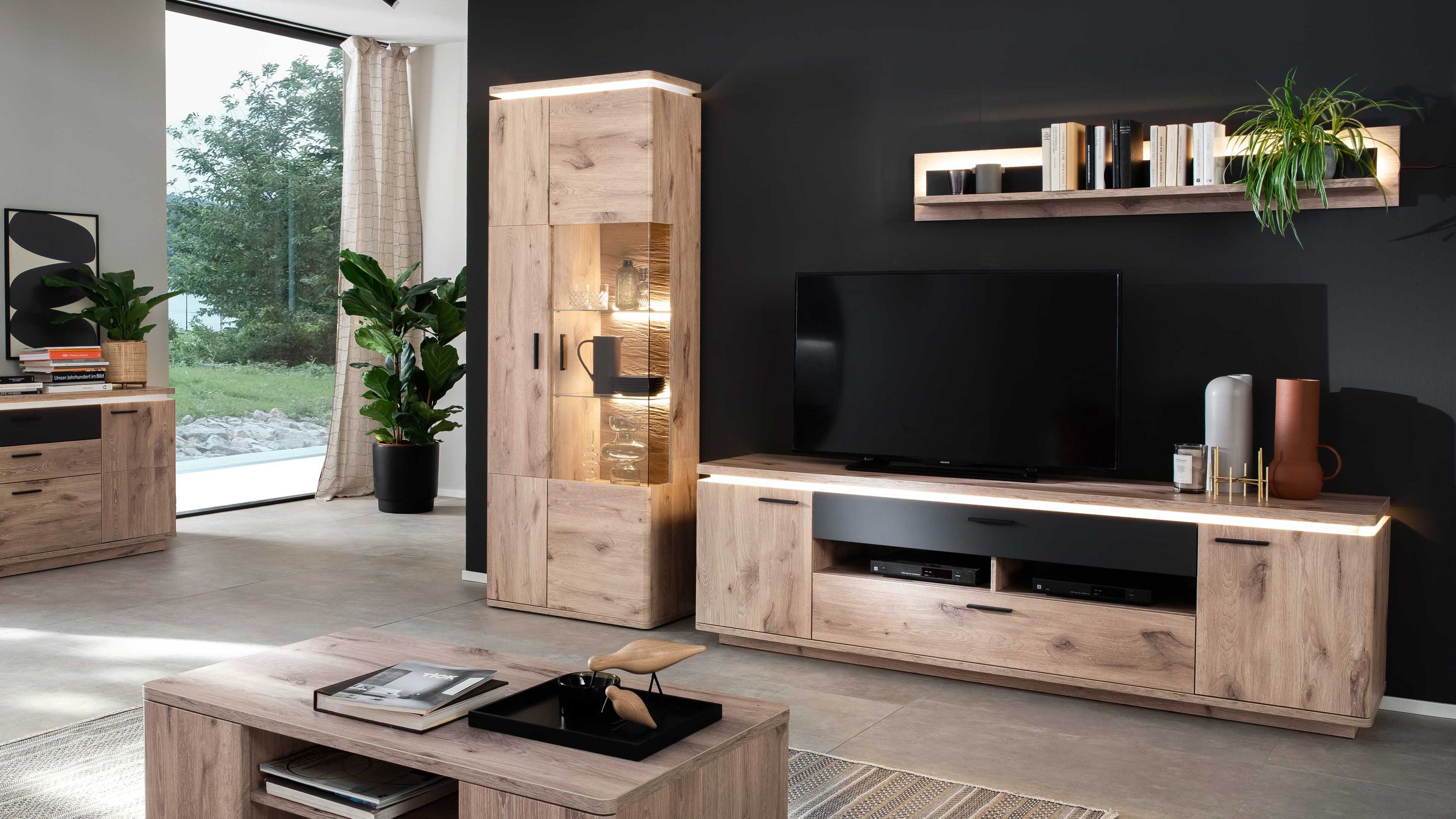 Dreiteilige Wohnwand aus Holzoptik mit Vitrine TV-Board und Wandregal mit Beleuchtung